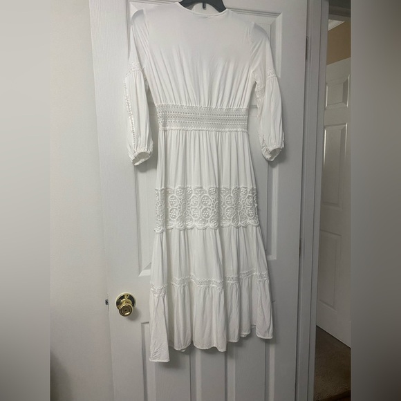 Elegant White Lace Button-Down Dress - Picture 2 of 3